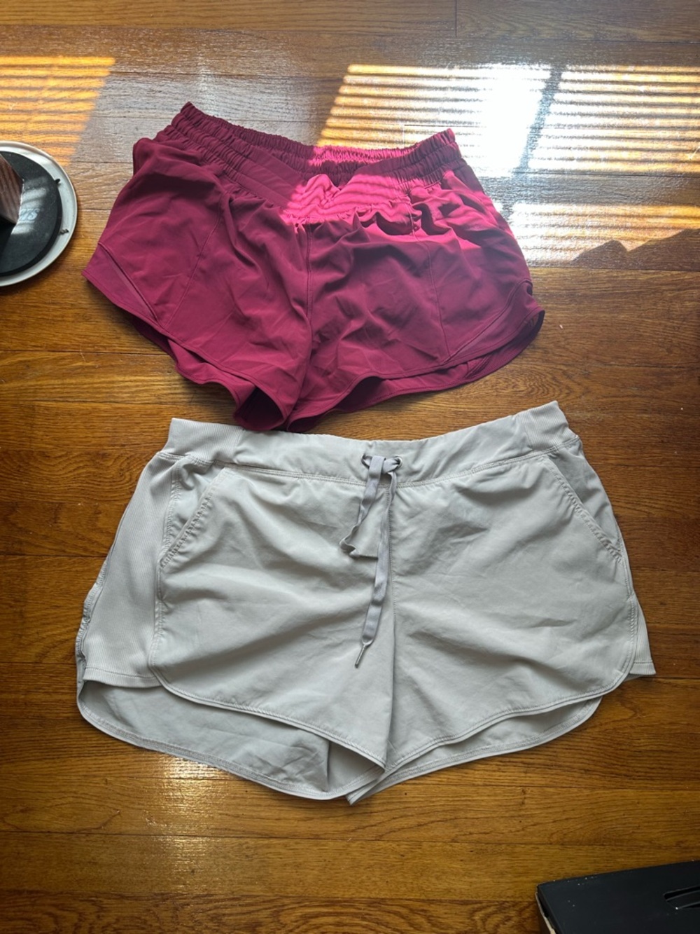 lululemon athletica Shorts in Burgundy & Calvin Klein Light Tan